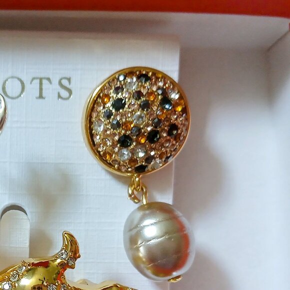 New Holiday Reindeer Pin and Earrings Set w/box - Picture 3 of 4